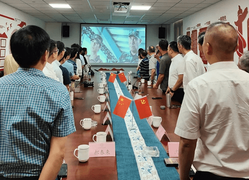 黨員起立,齊唱軍歌《咱當(dāng)兵的人》 黨員起立,齊唱軍歌《咱當(dāng)兵的人》